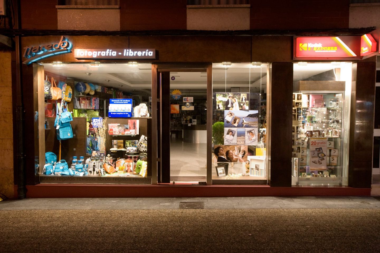 LIBRERÍA FOTOGRAFÍA NAREDO